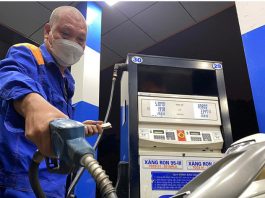 Giá xăng tiếp tục giảm mạnh xuống mức thấp nhất trong năm