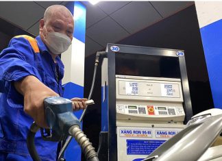 Giá xăng tiếp tục giảm mạnh xuống mức thấp nhất trong năm